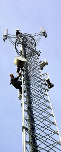 Foto van telecom installatie in vakwerkmast